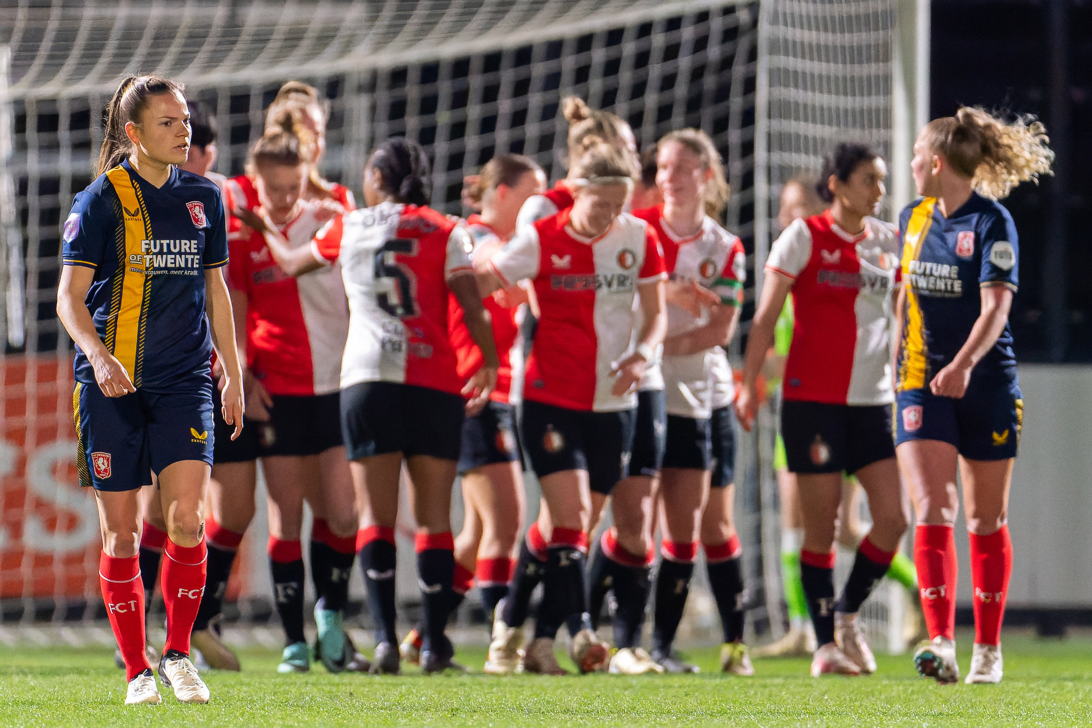 Feyenoord juicht na een goal tegen FC Twente