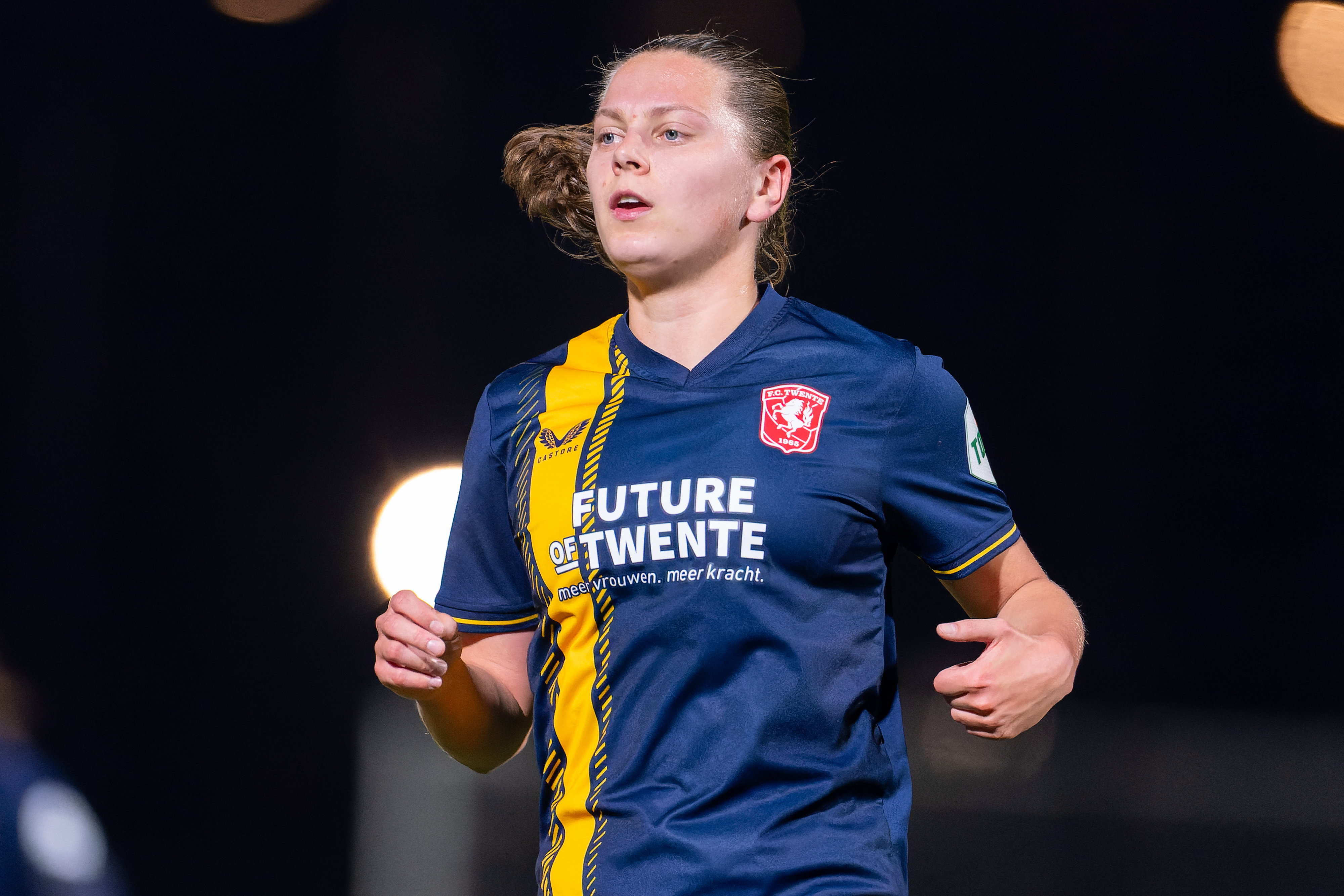 Sophie te Brake in het shirt van FC Twente