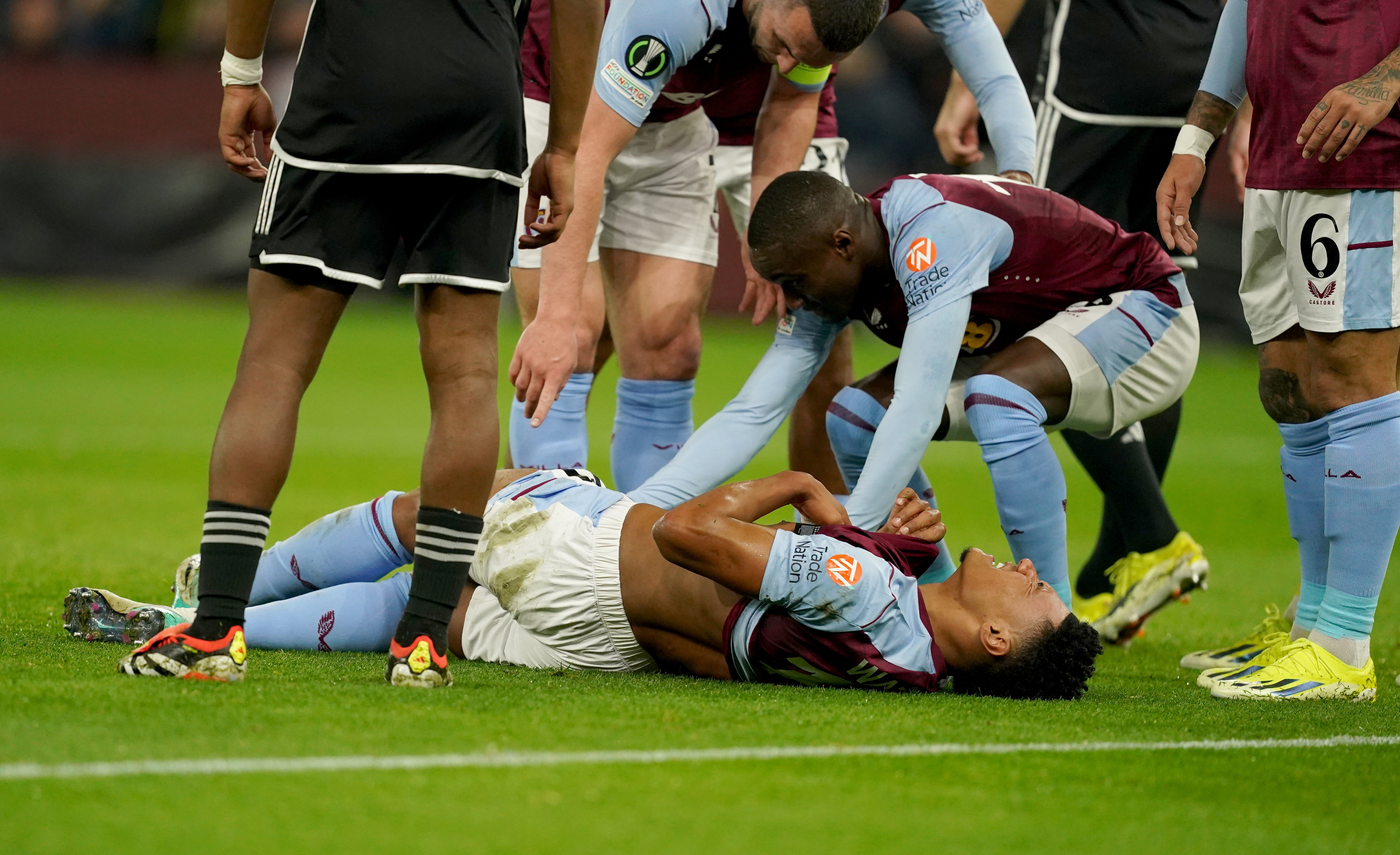 Ollie Watkins ligt geblesseerd op het veld
