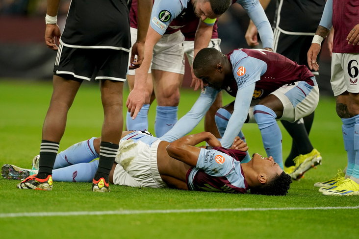 Ollie Watkins ligt geblesseerd op het veld