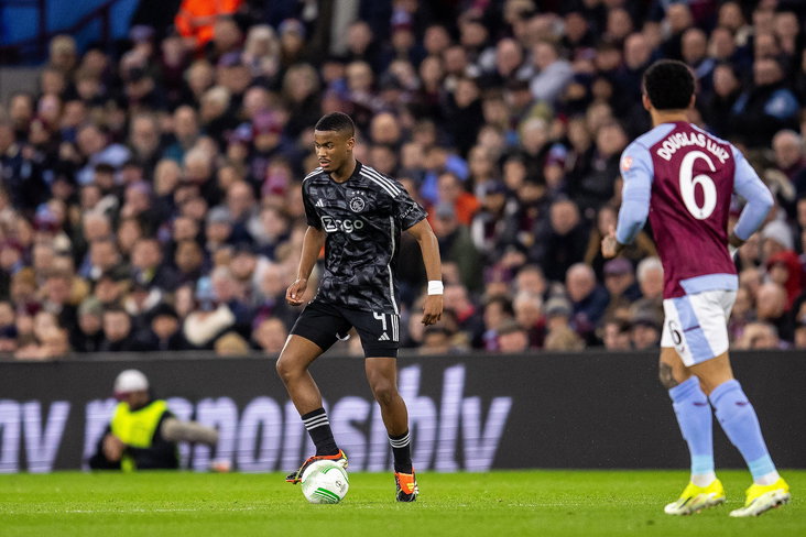 Jorrel Hato in actie namens Ajax tegen Aston Villa