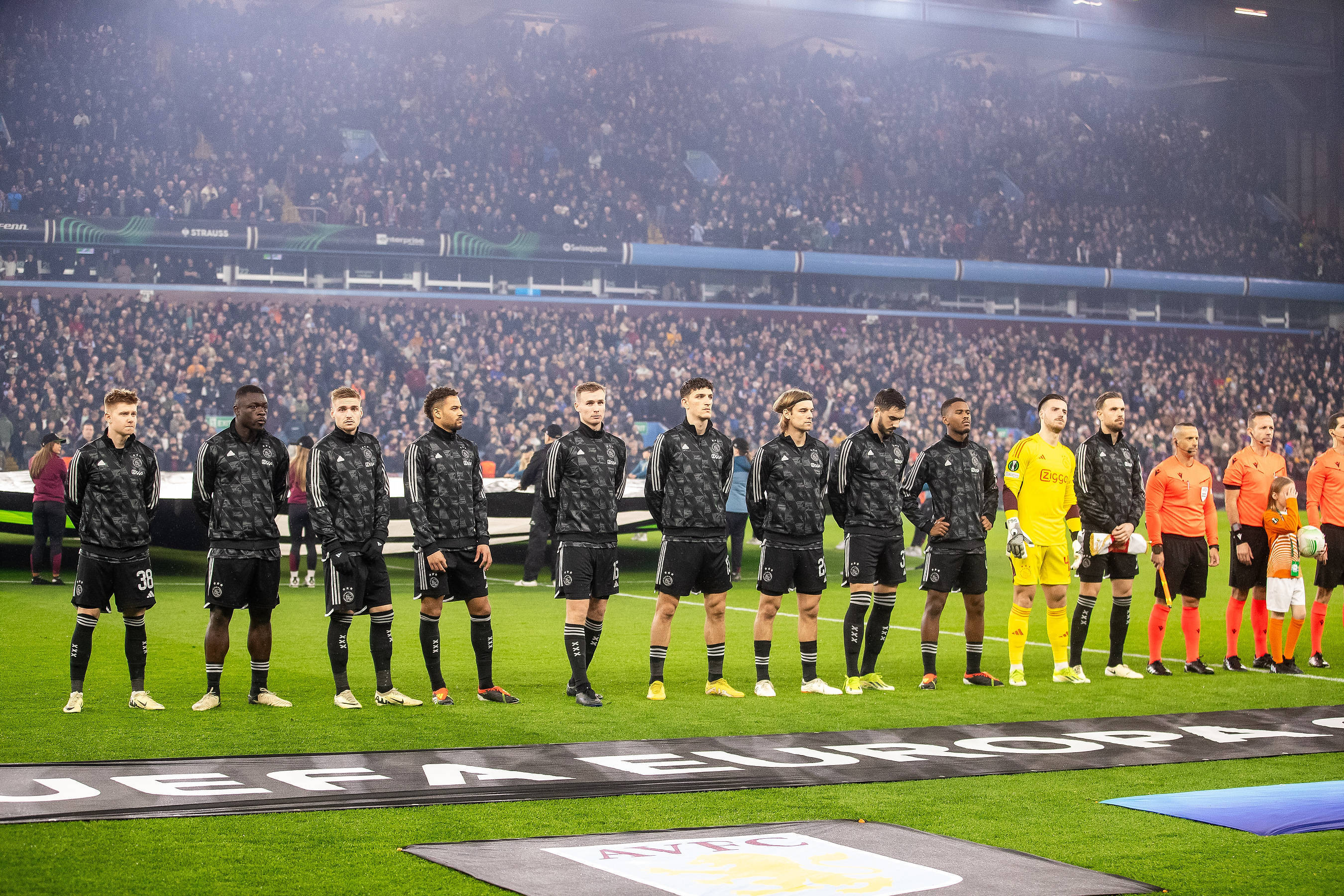 De spelers van Ajax voorafgaand aan het duel met Aston Villa