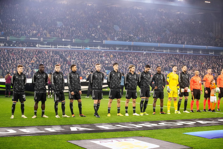 De spelers van Ajax voorafgaand aan het duel met Aston Villa