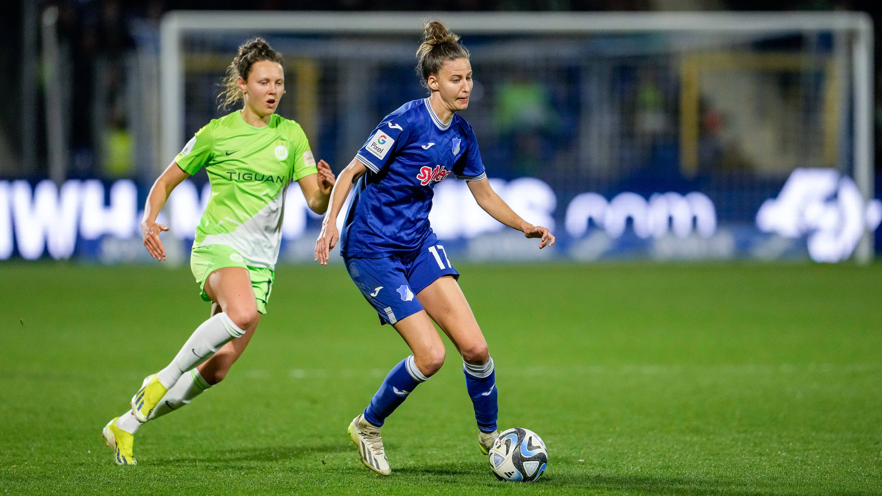 Fenna Kalma (VfL Wolfsburg) in het duel met TSG Hoffenheim