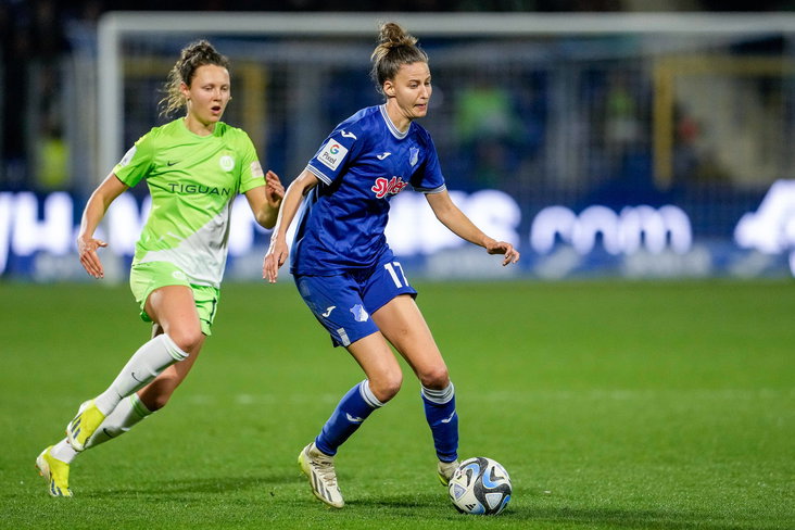 Fenna Kalma (VfL Wolfsburg) in het duel met TSG Hoffenheim
