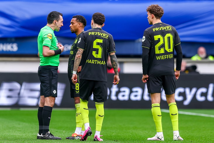 Dennis Higler legt zijn beslissing uit aan de Feyenoord-spelers