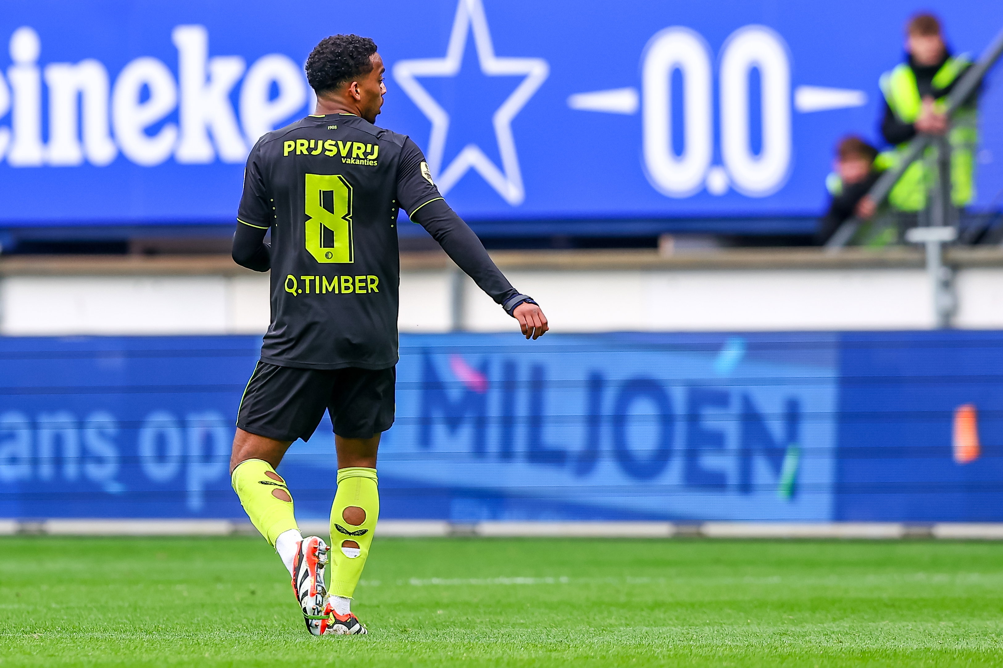 Quinten Timber in actie namens Feyenoord