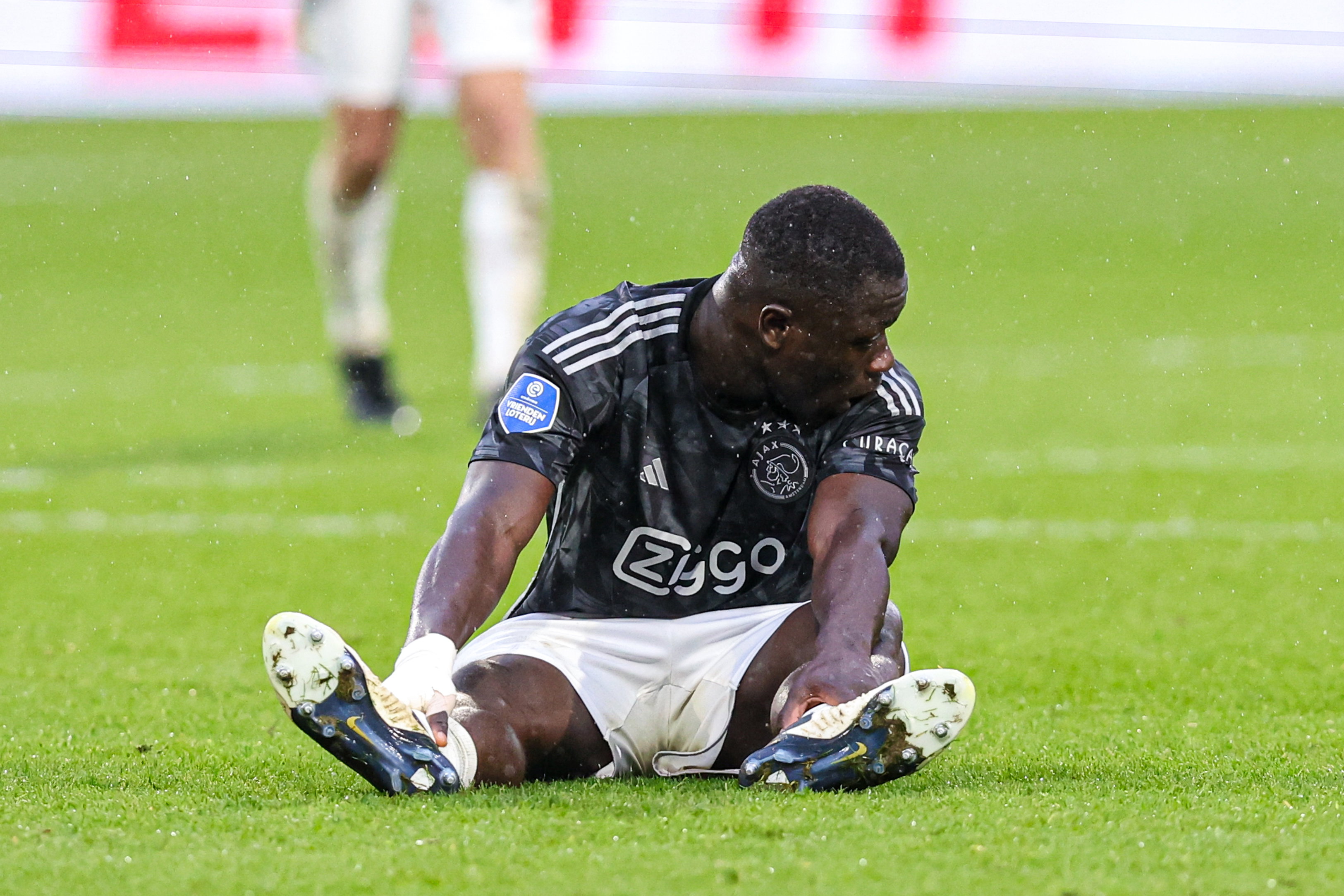 Brian Brobbey baalt na het oplopen van een blessure