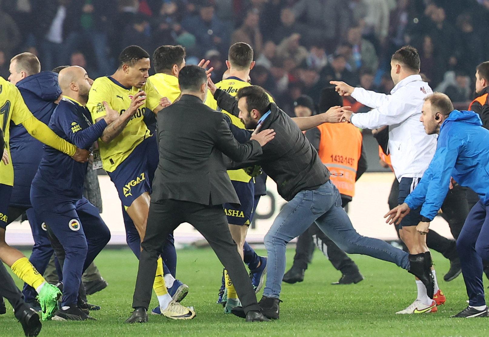 Jayden Oosterwolde vecht met een Trabzonspor-fan