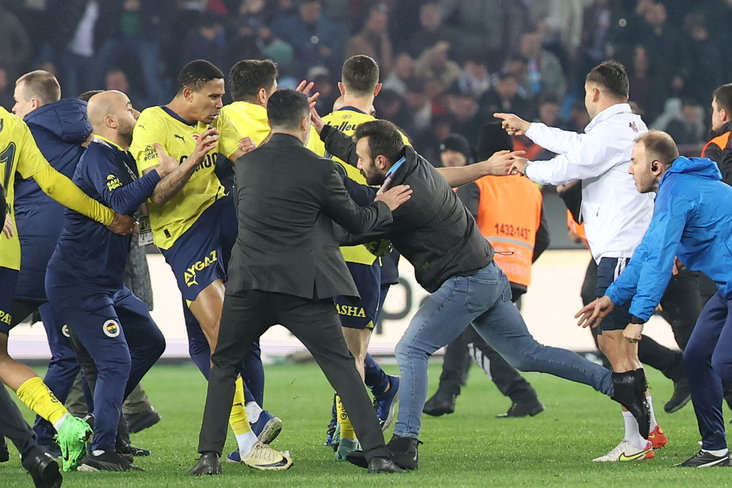 Jayden Oosterwolde vecht met een Trabzonspor-fan