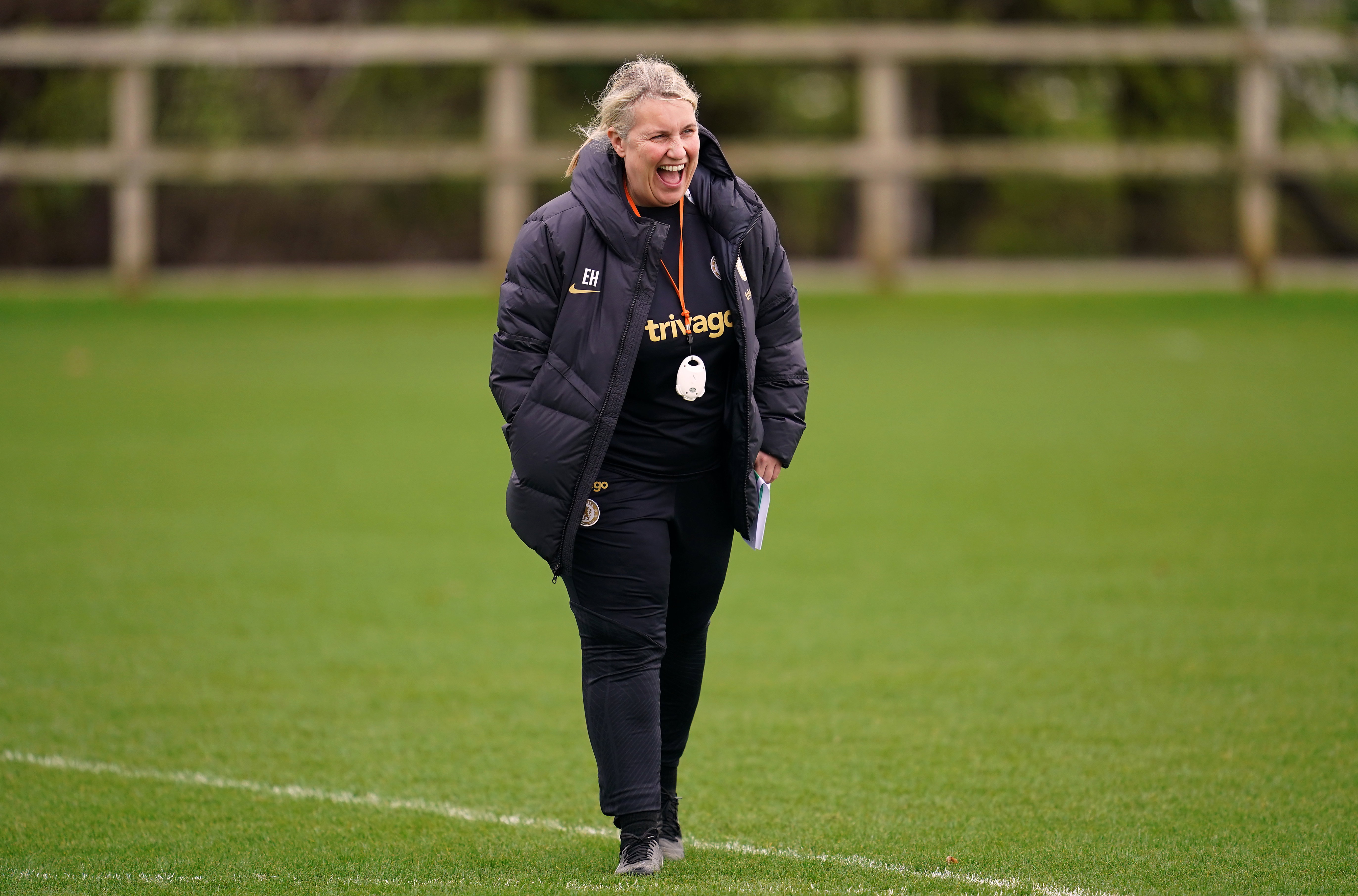 Emma Hayes op het trainingsveld van Chelsea