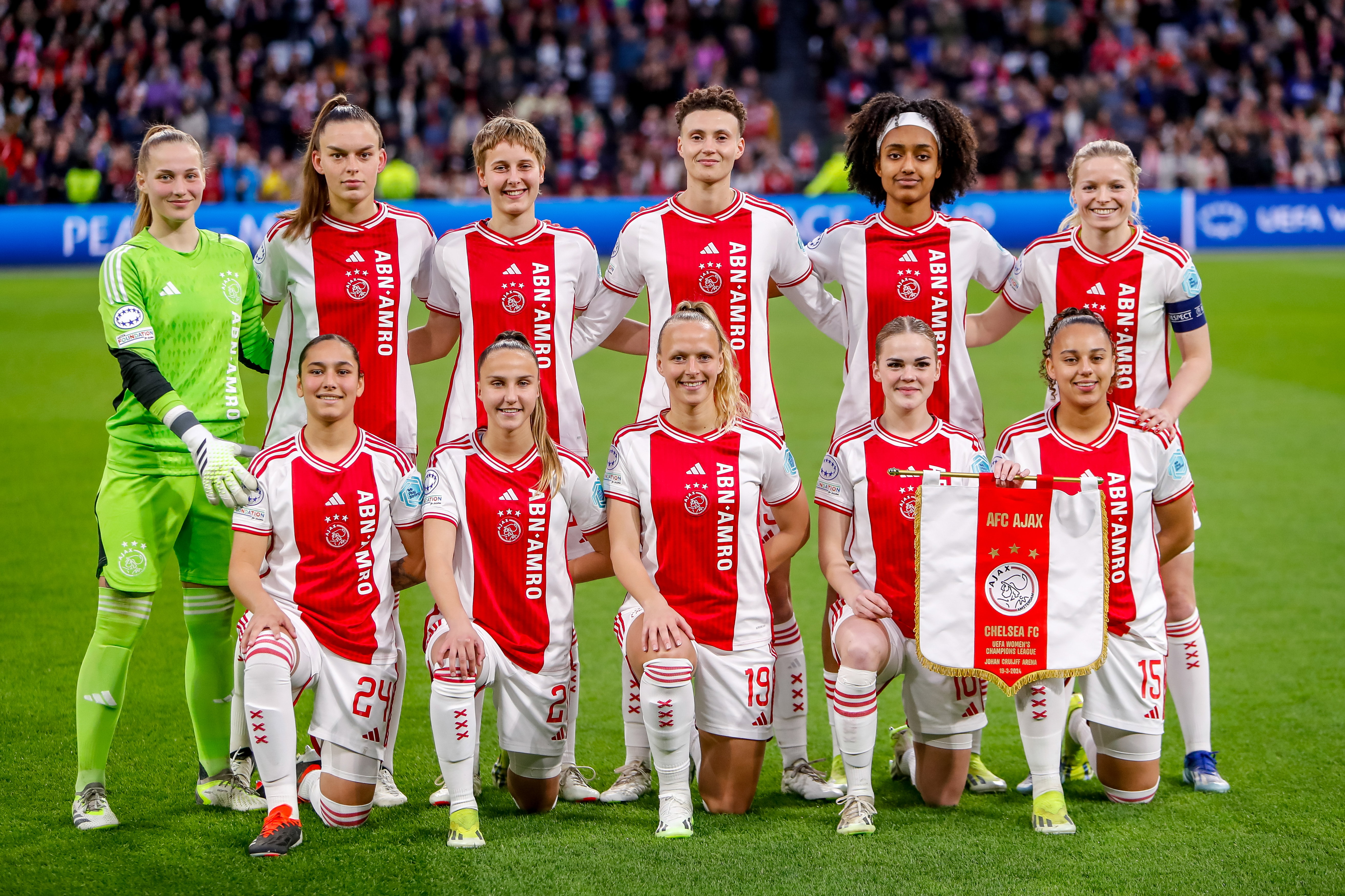 Het elftal van Ajax voor de wedstrijd tegen Chelsea