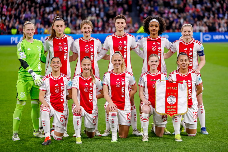 Het elftal van Ajax voor de wedstrijd tegen Chelsea