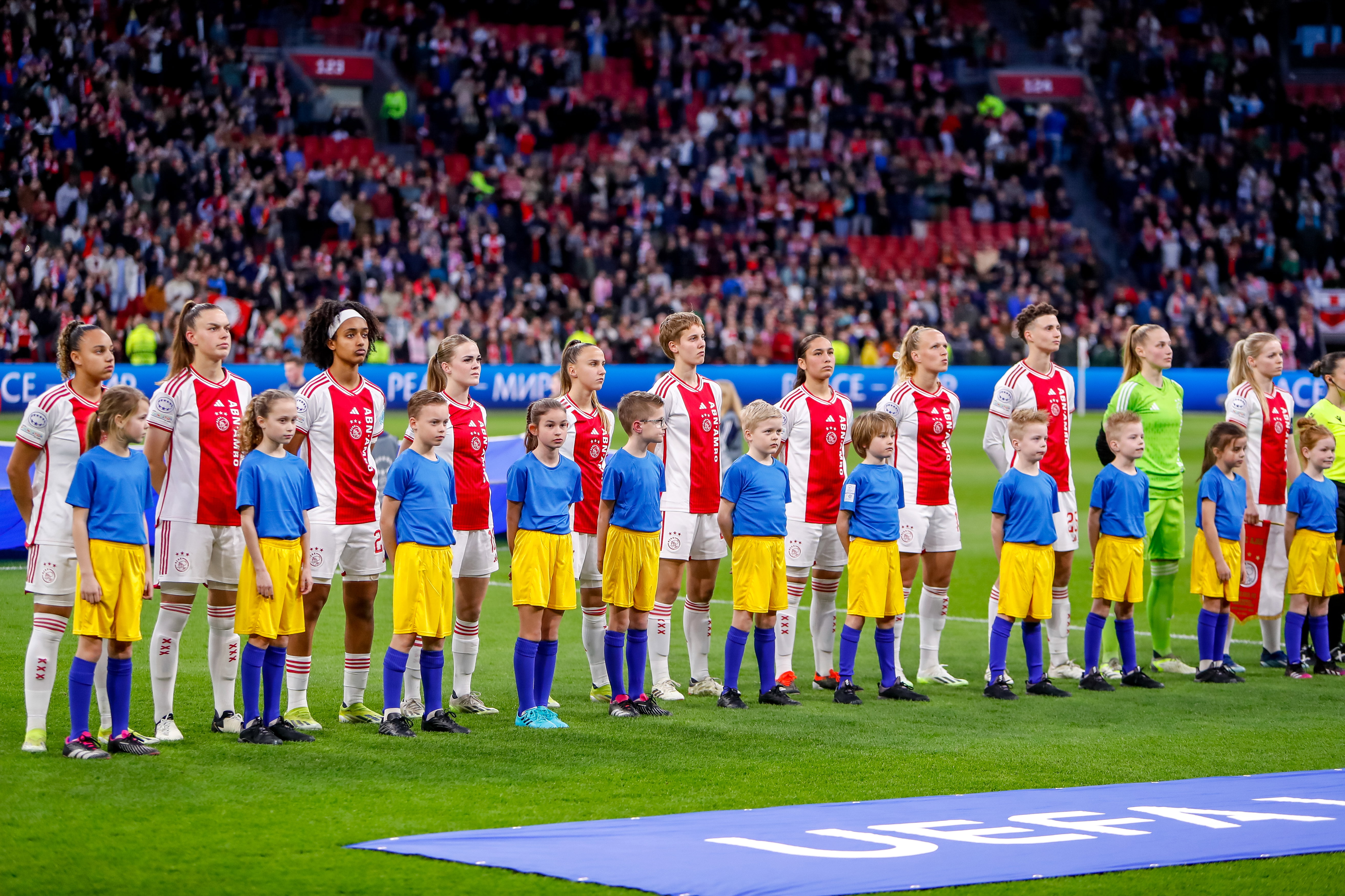 De speelsters van Ajax in de Johan Cruijff ArenA