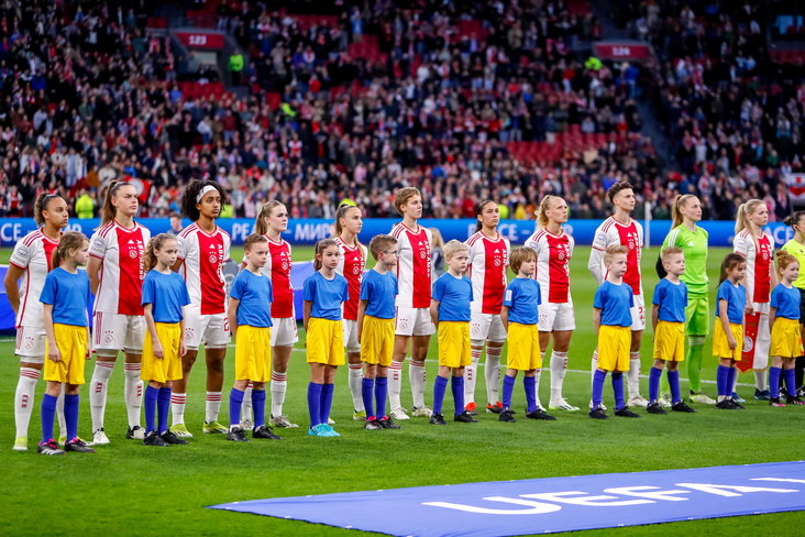 De speelsters van Ajax in de Johan Cruijff ArenA