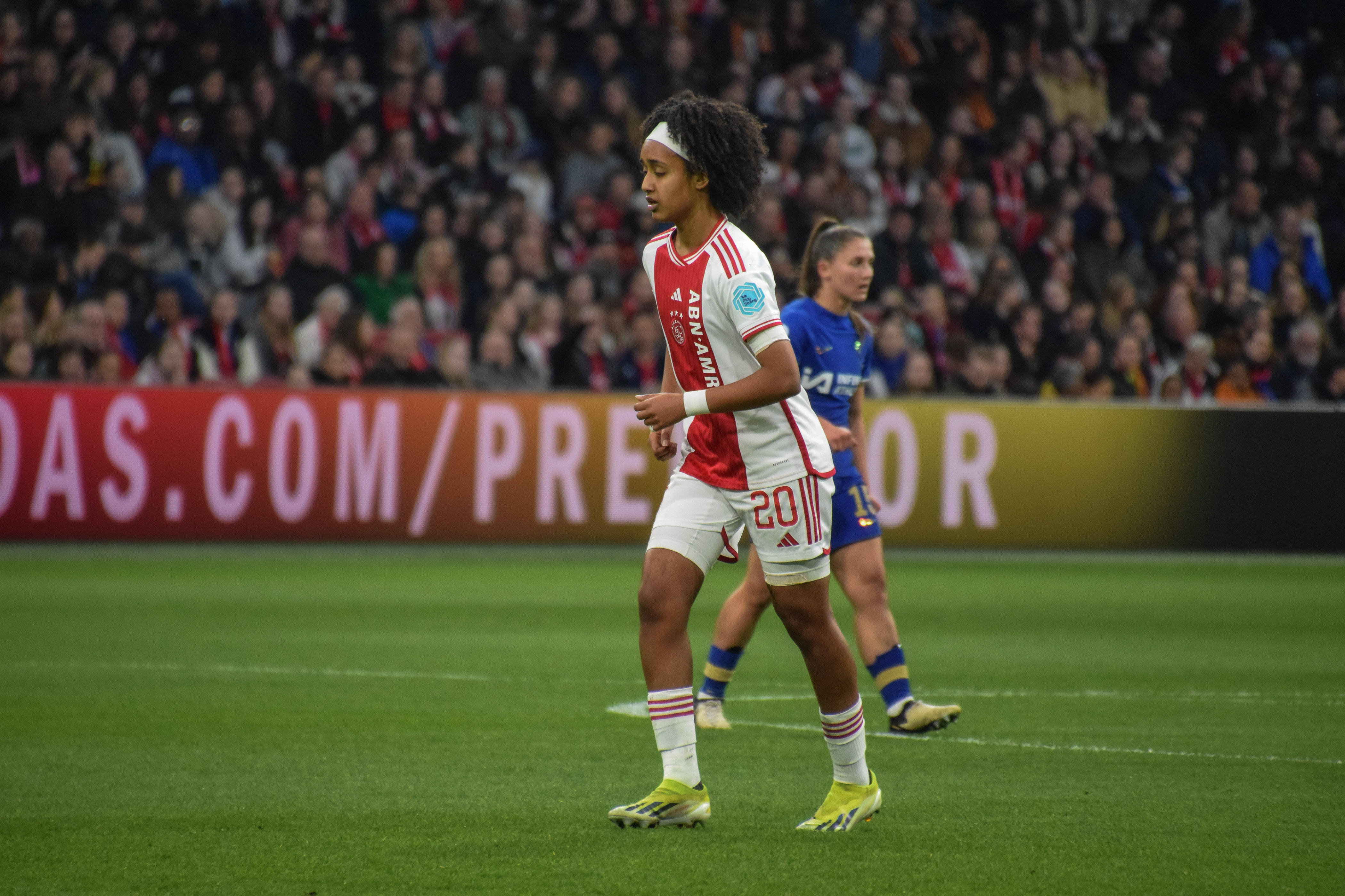 Lily Yohannes (Ajax) in de wedstrijd tegen Chelsea