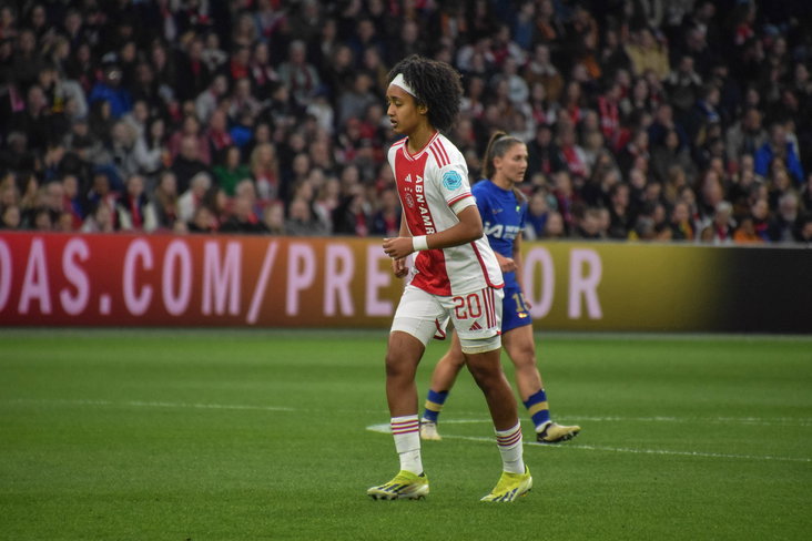 Lily Yohannes (Ajax) in de wedstrijd tegen Chelsea