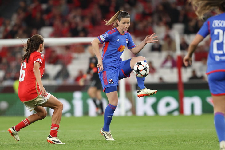 Damaris Egurrola (Olympique Lyon) in actie tegen Benfica