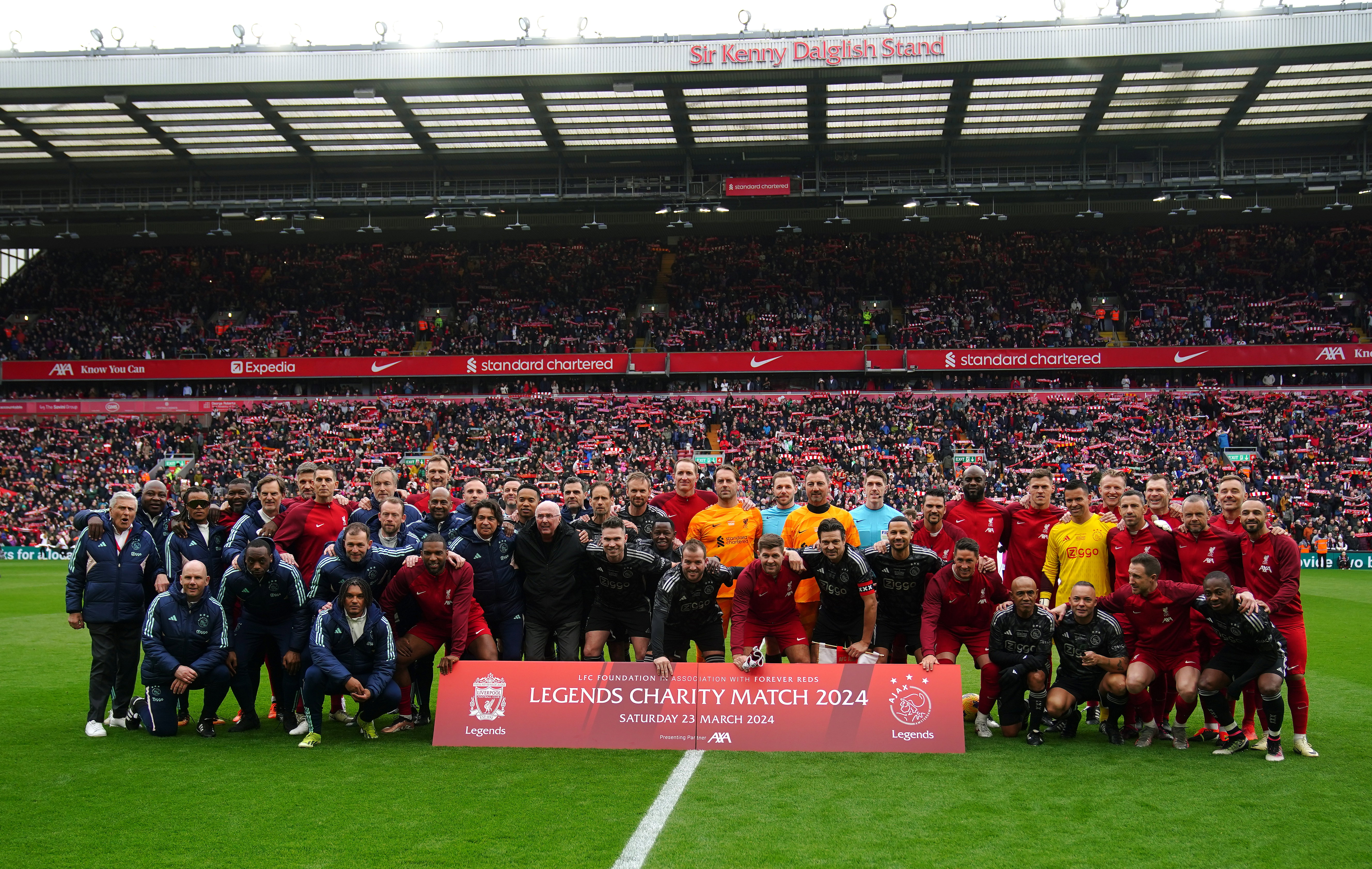 De spelers en staf van Liverpool Legends en Ajax Legends