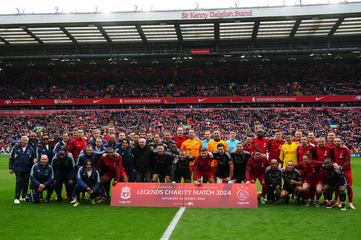 De spelers en staf van Liverpool Legends en Ajax Legends