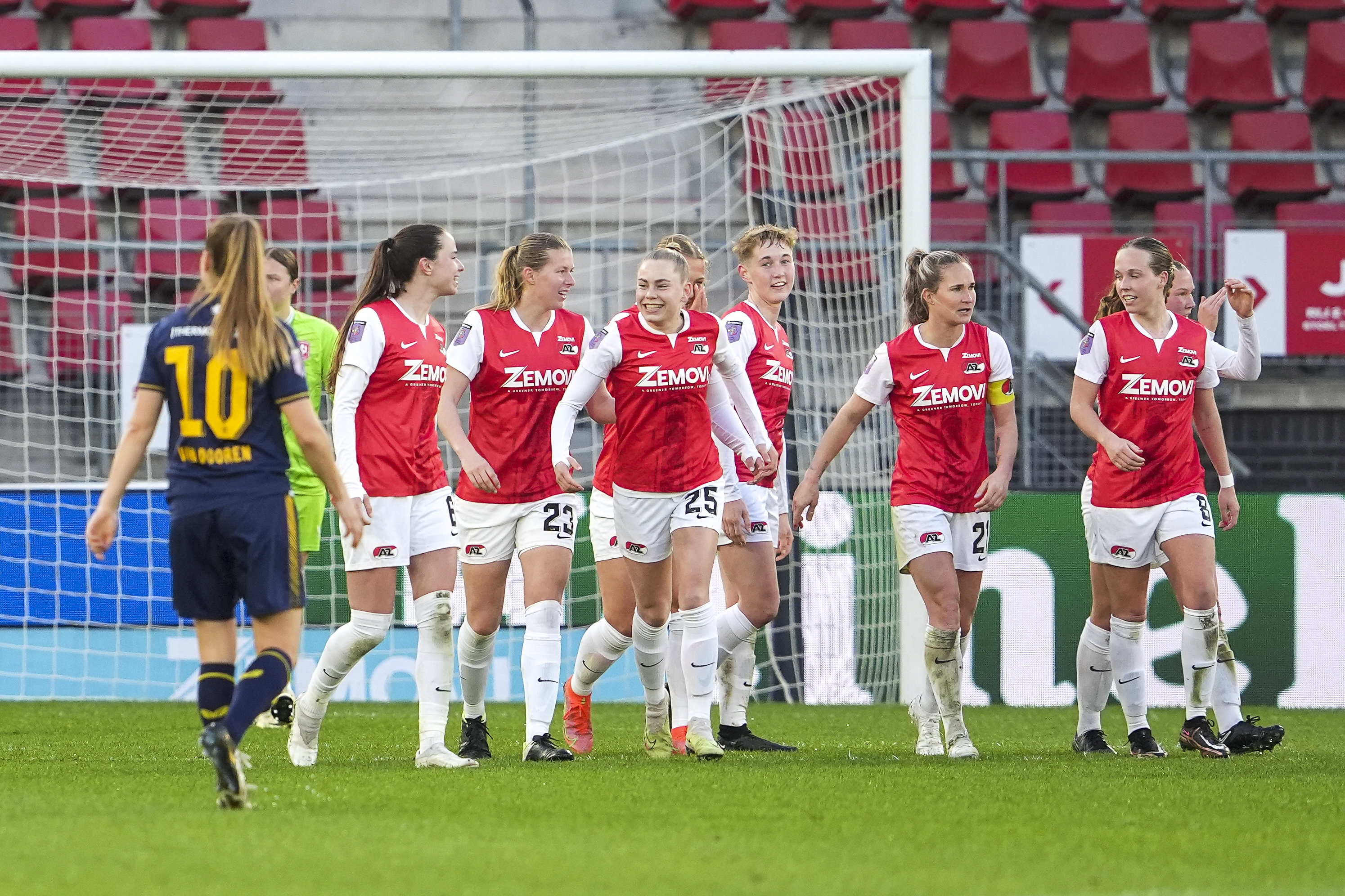 AZ juicht na een goal tegen FC Twente