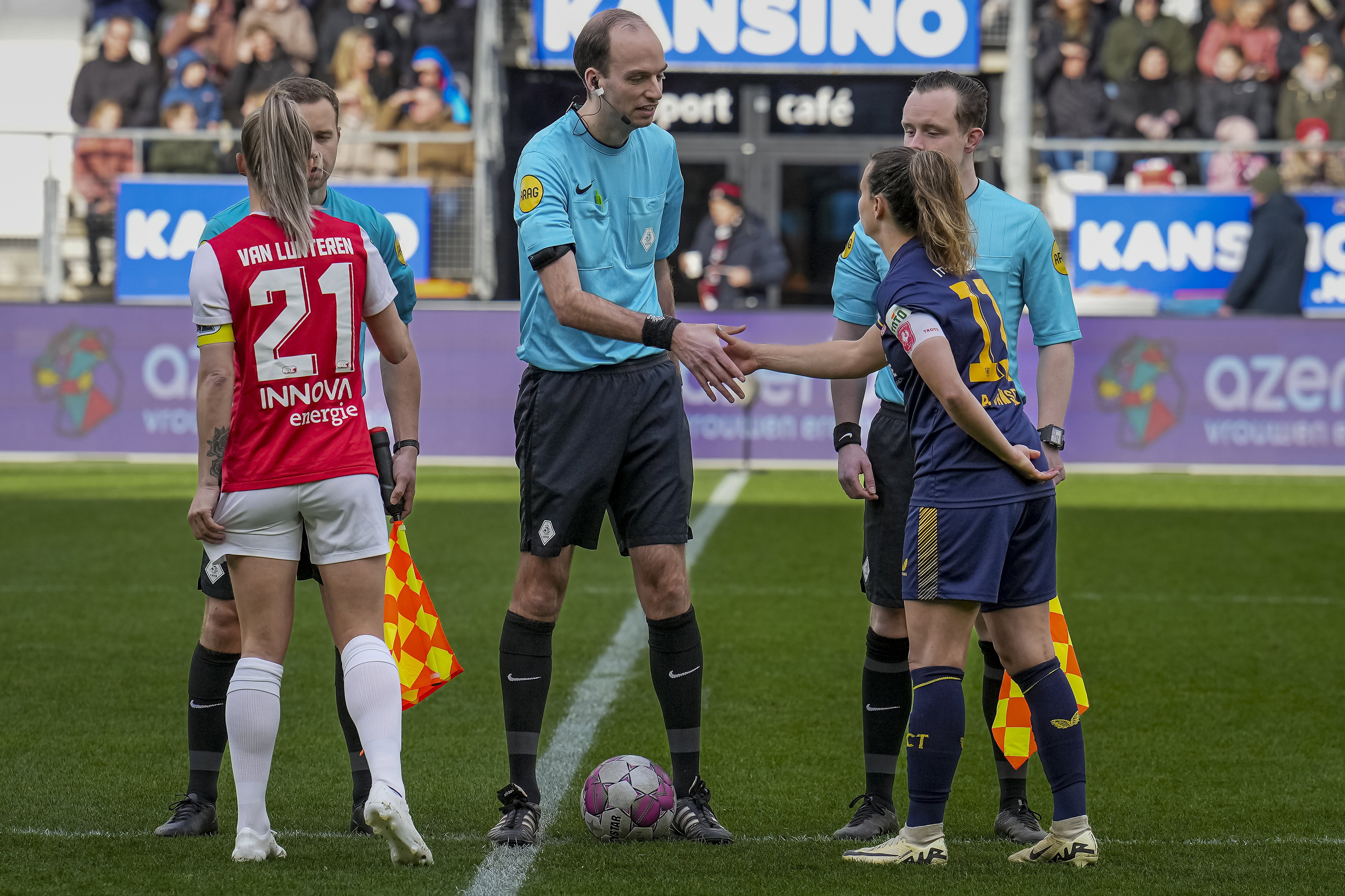 Desiree van Lunteren (AZ) en Renate Jansen (FC Twente) in het AFAS Stadion