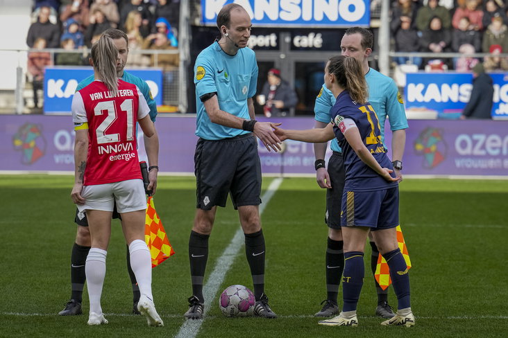 Desiree van Lunteren (AZ) en Renate Jansen (FC Twente) in het AFAS Stadion