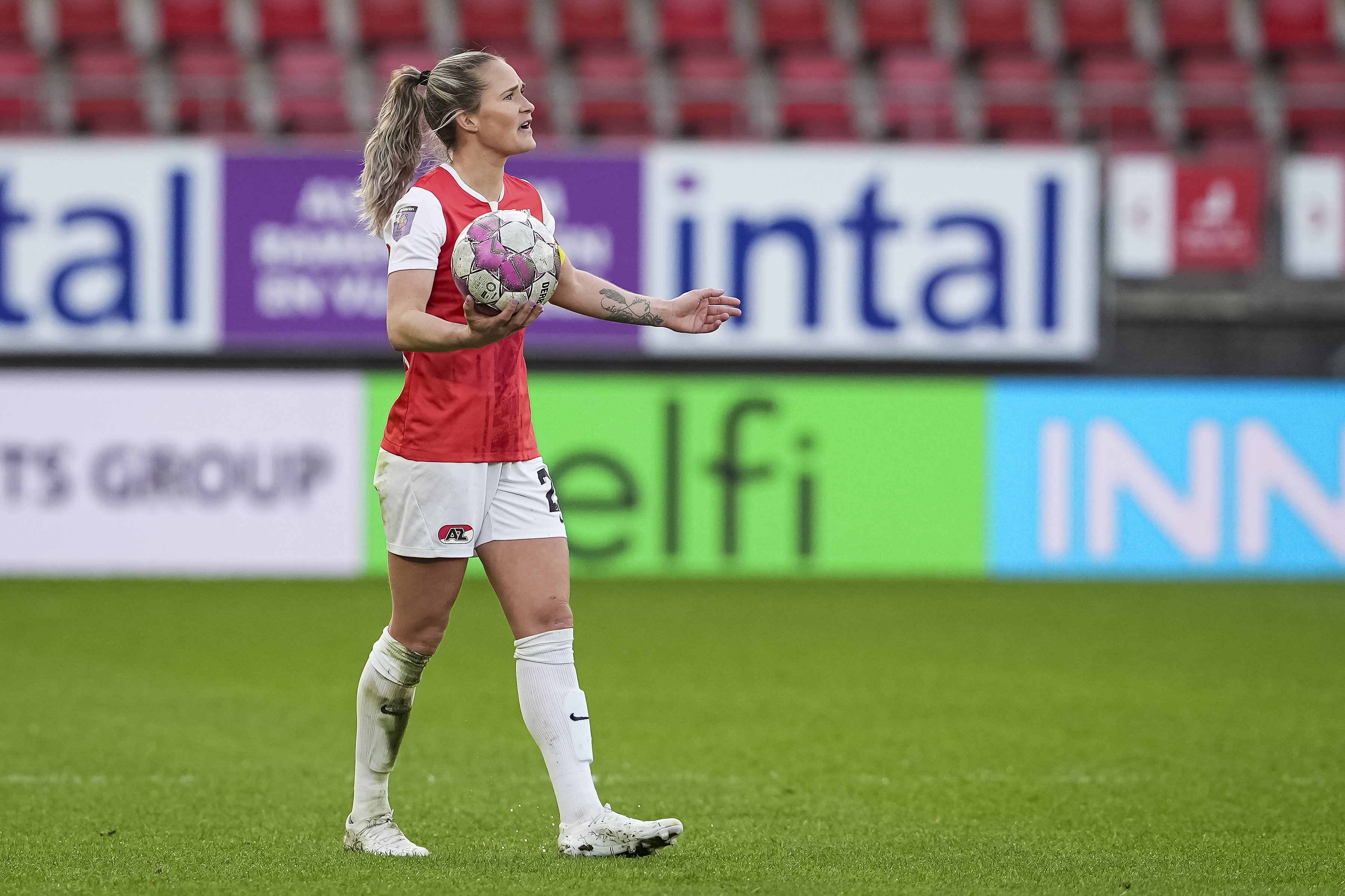 Desiree van Lunteren in het shirt van AZ