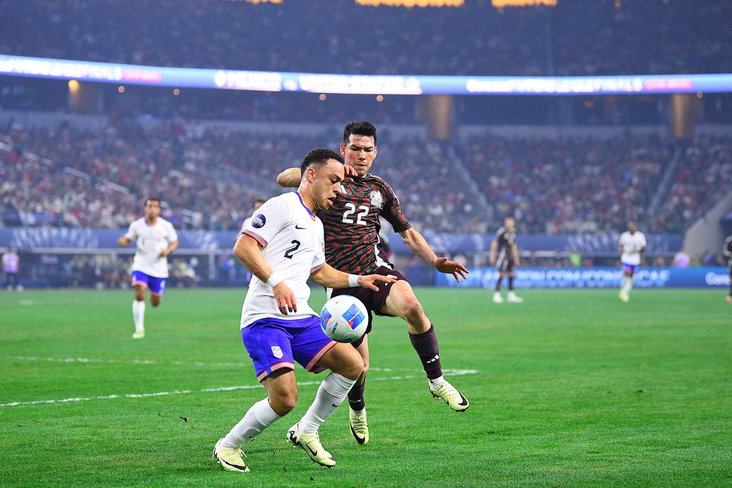 Sergiño Dest tegenover Hirving Lozano