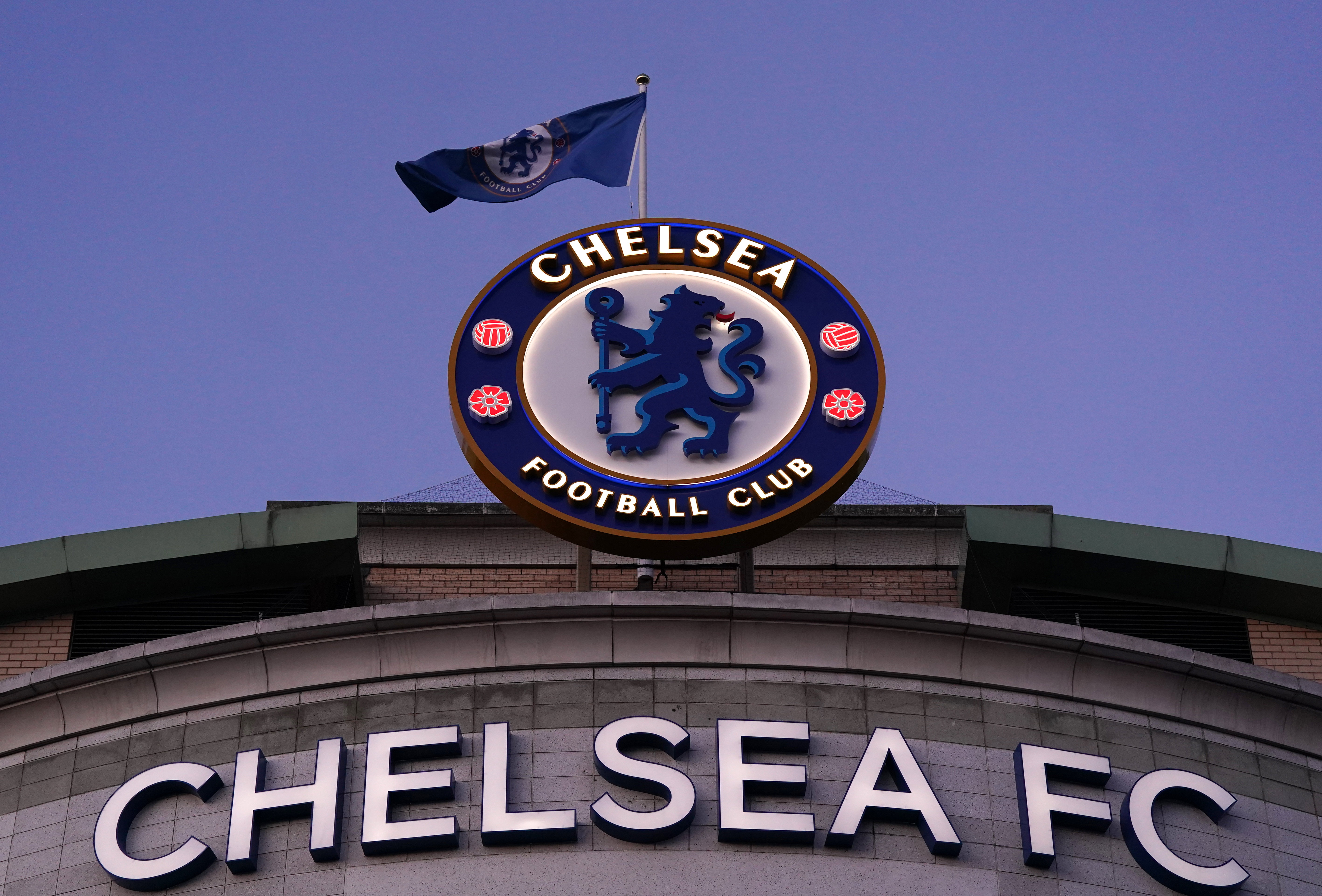 Het logo van Chelsea op Stamford Bridge