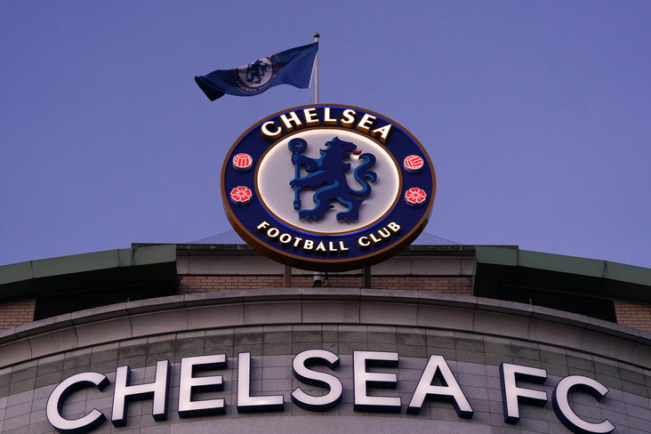 Het logo van Chelsea op Stamford Bridge