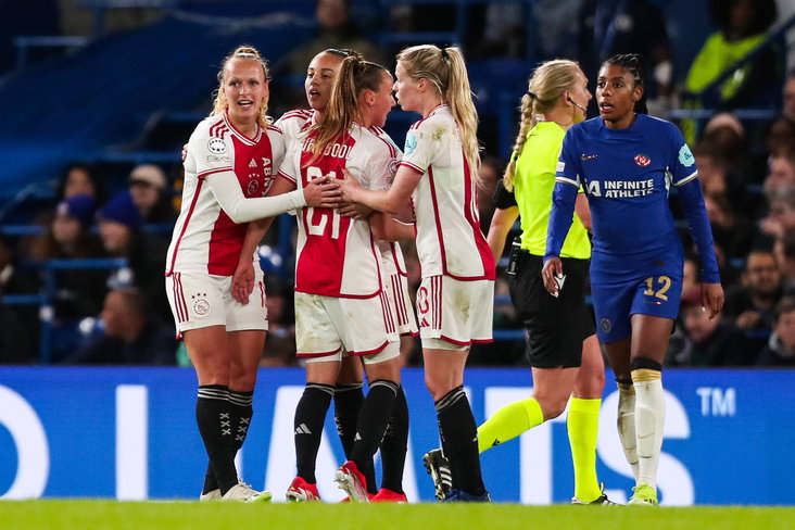 Ajax juicht na de goal van Chasity Grant tegen Chelsea