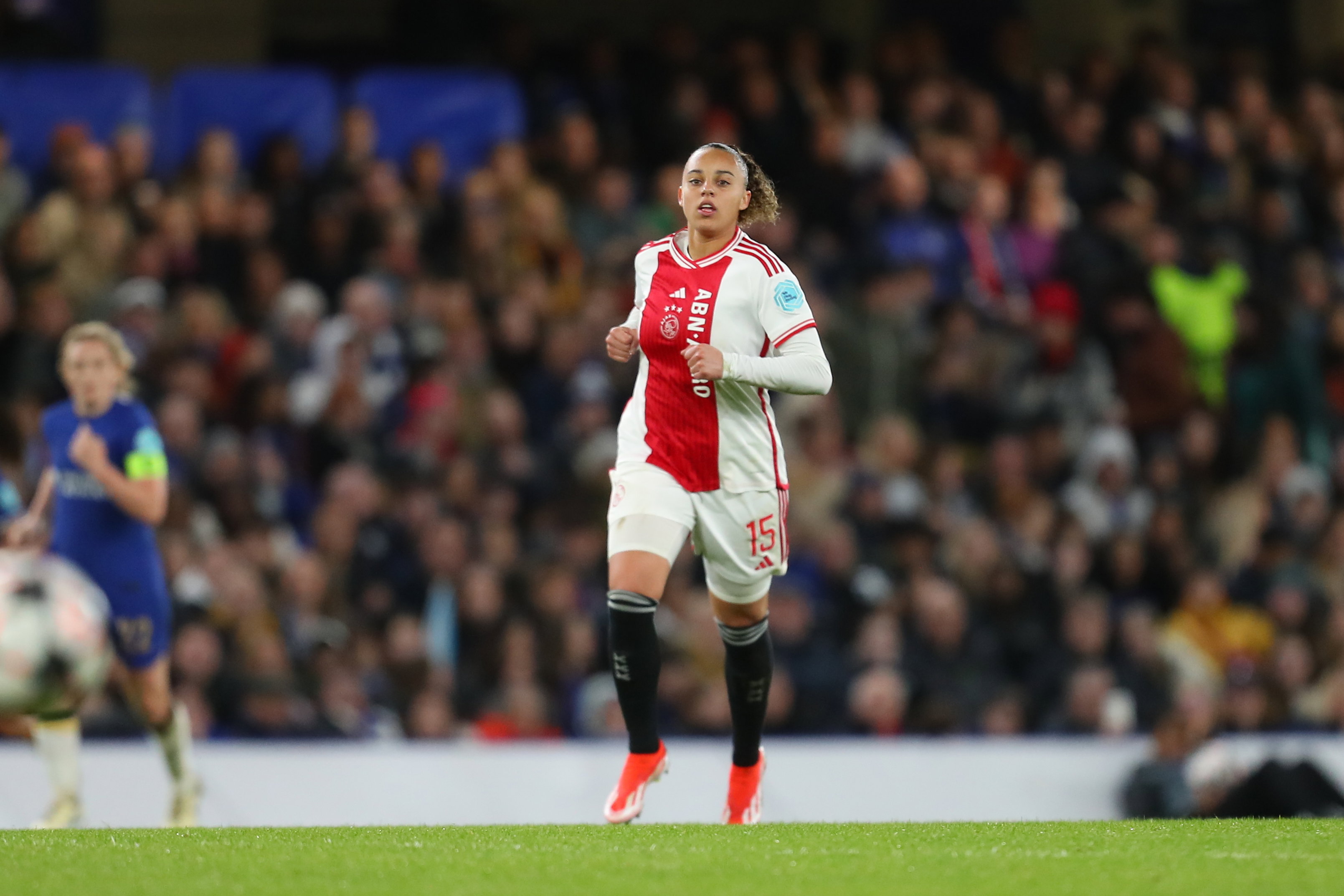Chasity Grant in actie namens Ajax tegen Chelsea