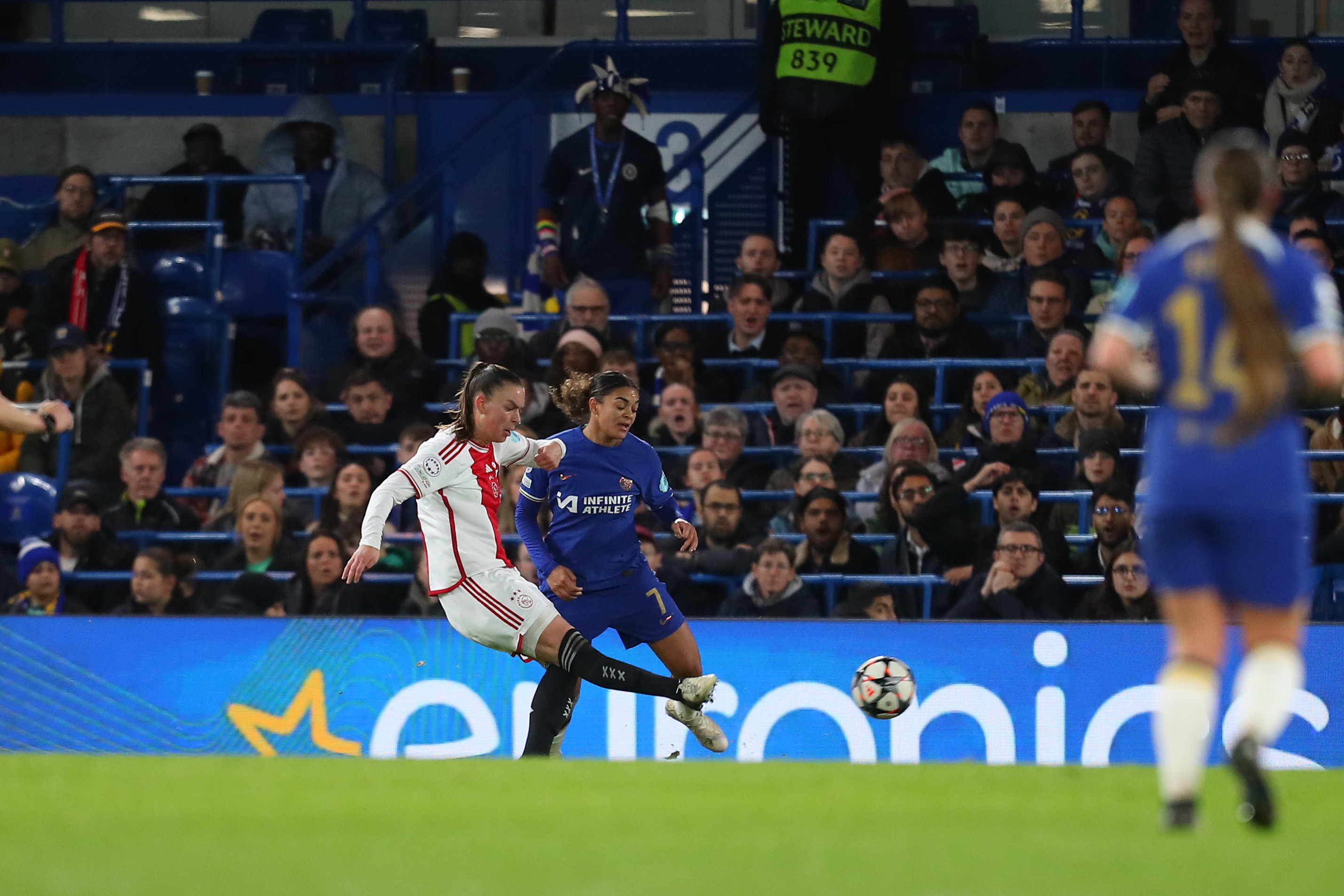 Romée Leuchter (Ajax) haalt uit in duel met Chelsea