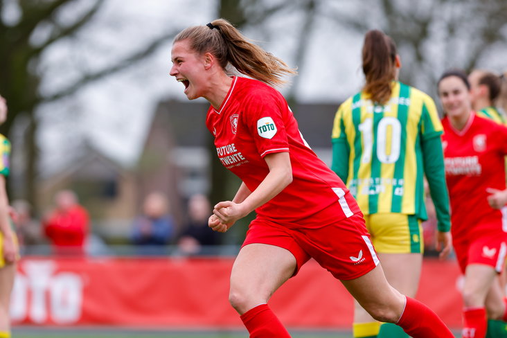 Marit Auée (FC Twente) juicht na haar doelpunt tegen ADO Den Haag