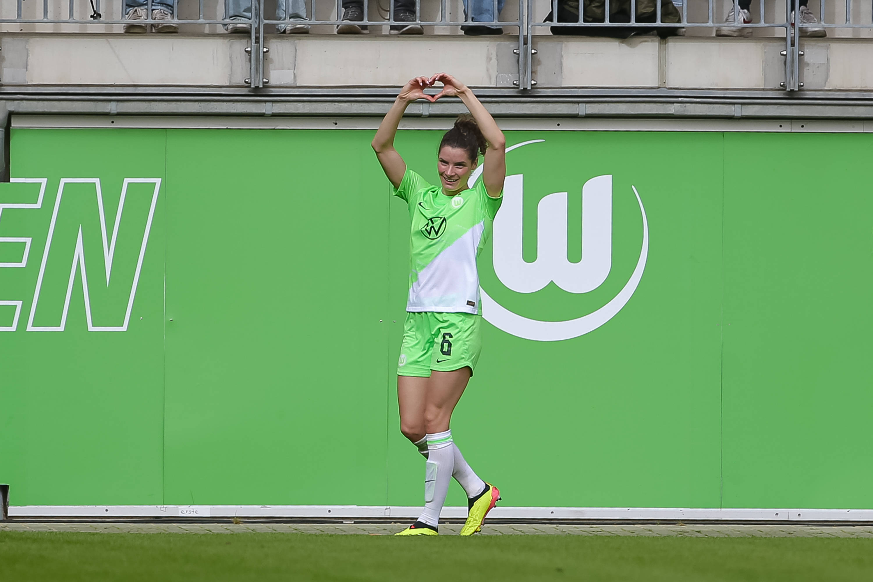 Dominique Janssen juicht na een goal voor VfL Wolfsburg