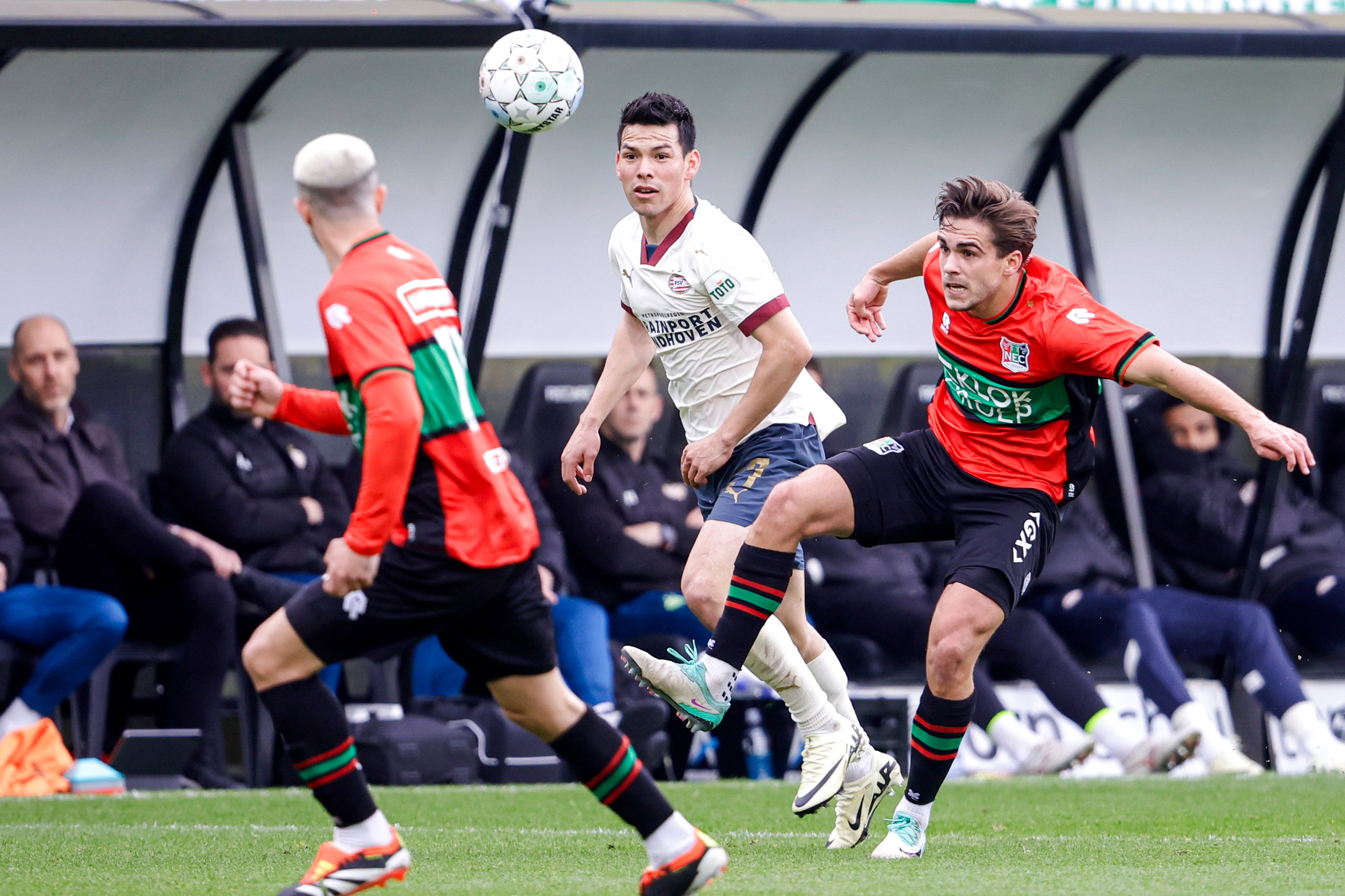 Hirving Lozano (PSV) in het duel met NEC