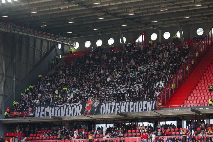 Supporters van Heracles Almelo in het uitvak bij FC Twente