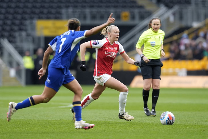 Frida Maanum aan de bal namens Arsenal