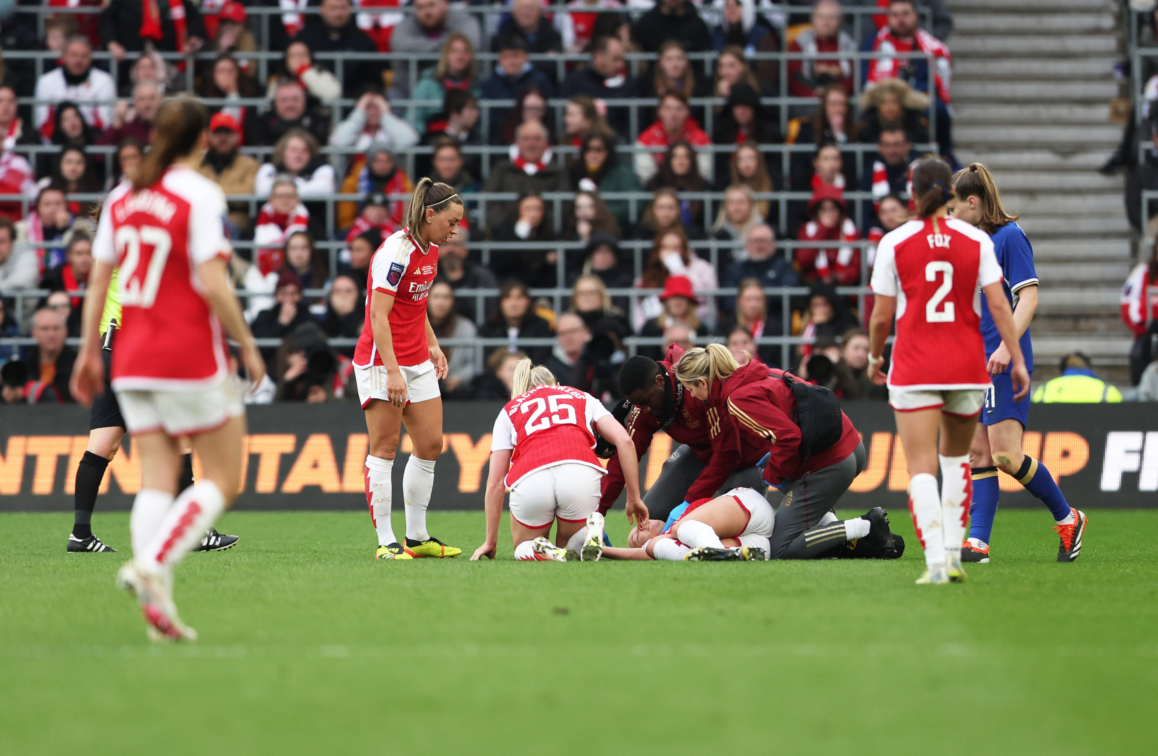 Frida Maanum wordt behandeld op het veld
