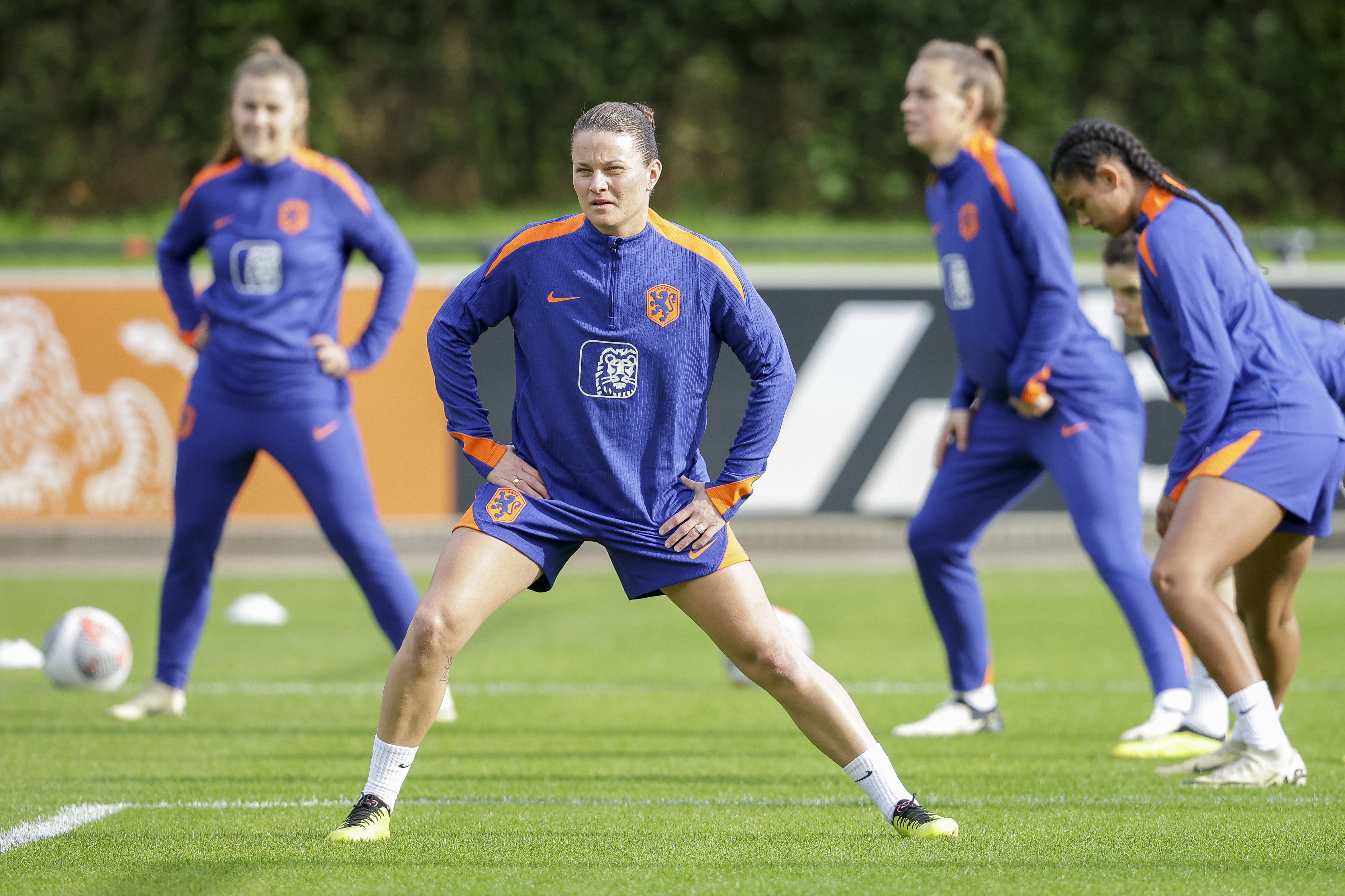 Sherida Spitse op het trainingsveld bij de OranjeLeeuwinnen