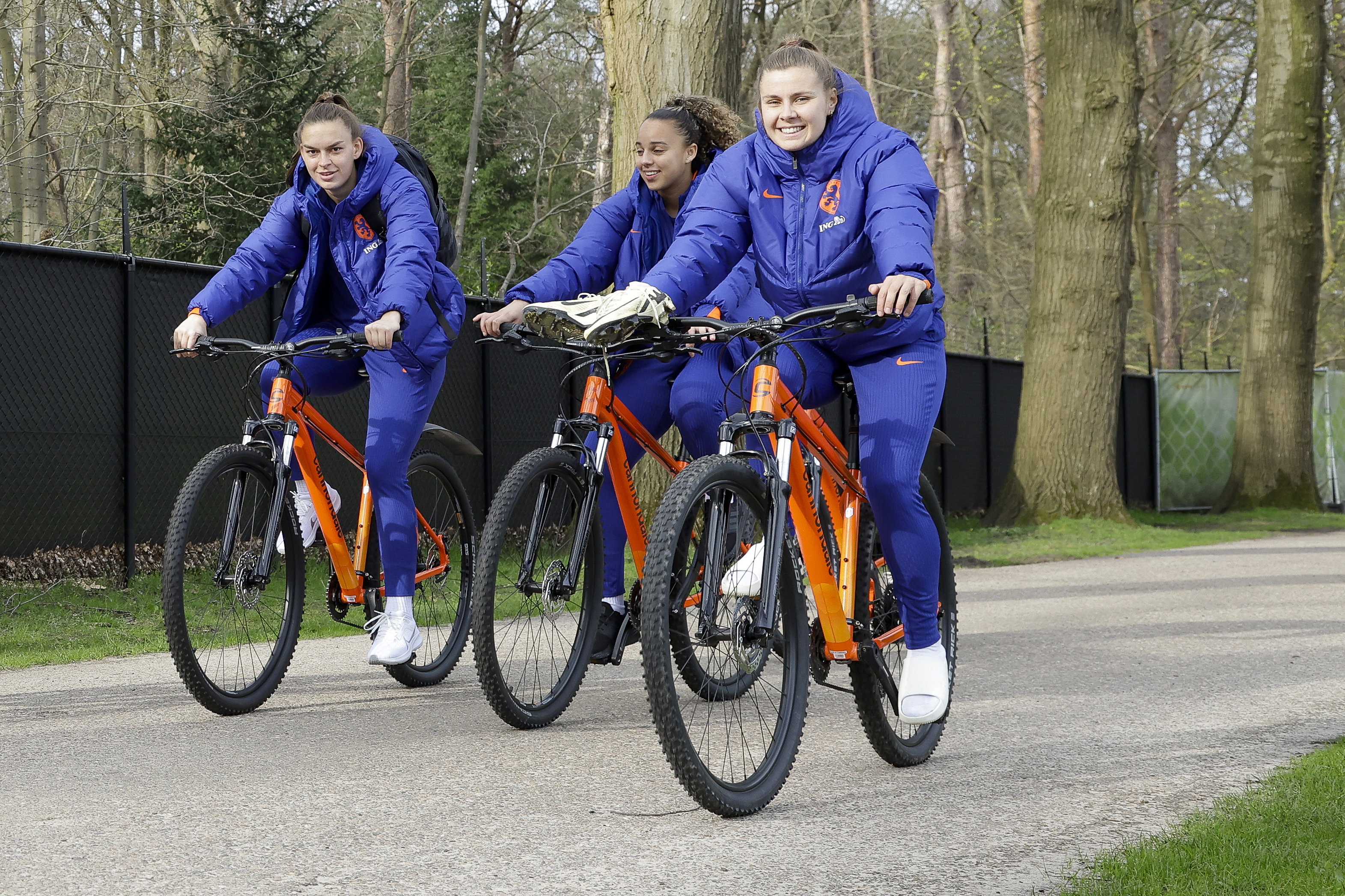 Romée Leuchter, Chasity Grant en Victoria Pelova onderweg naar de training van Oranje