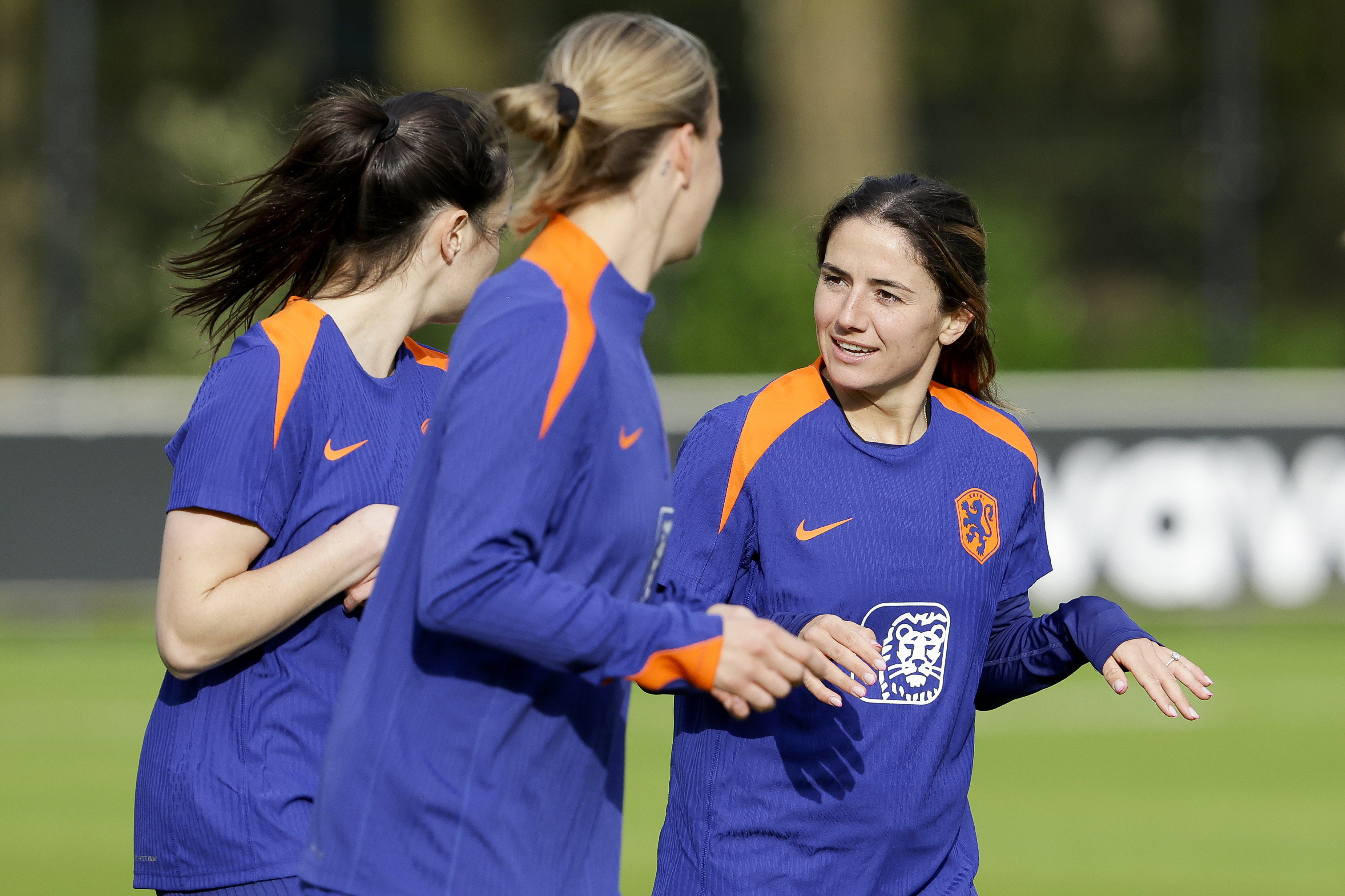 Daniëlle van de Donk op de training van de OranjeLeeuwinnen