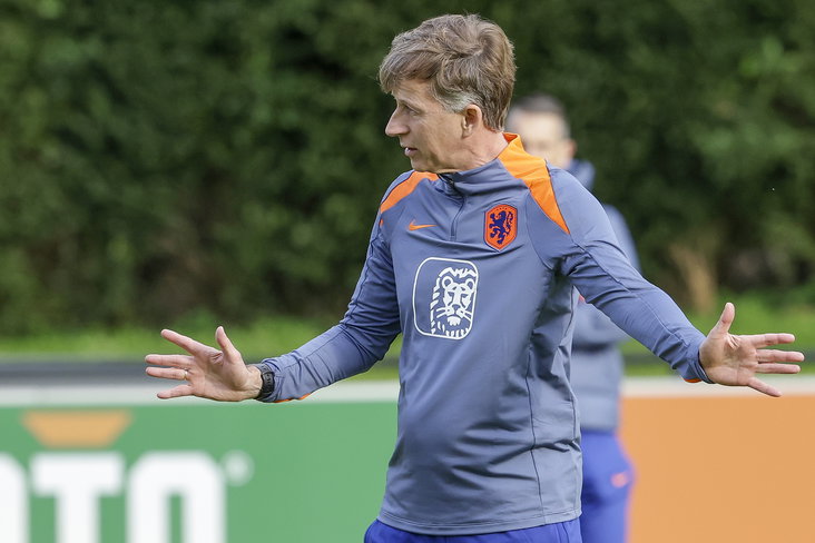 Andries Jonker op de training van de OranjeLeeuwinnen