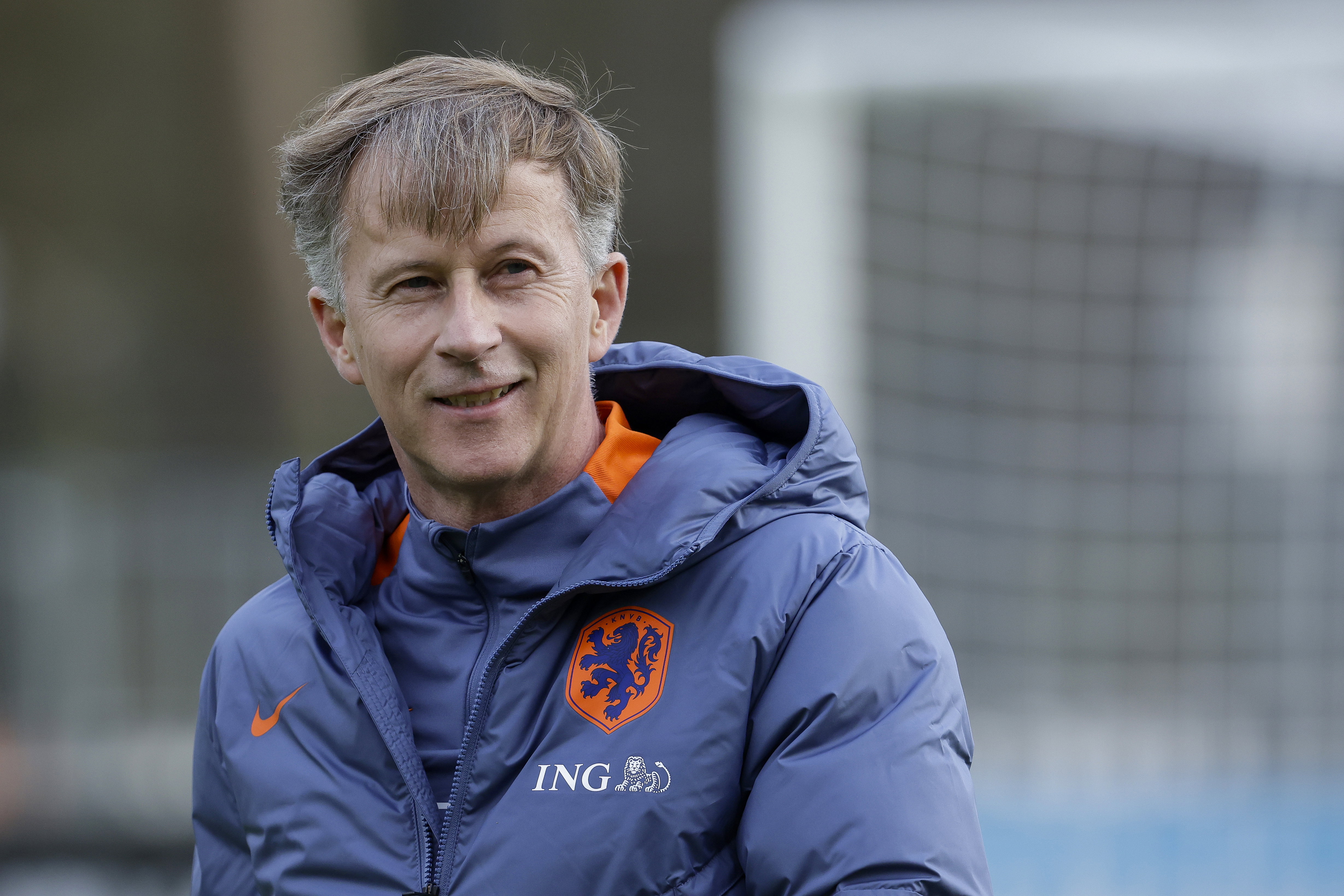 Andries Jonker op de training van de OranjeLeeuwinnen