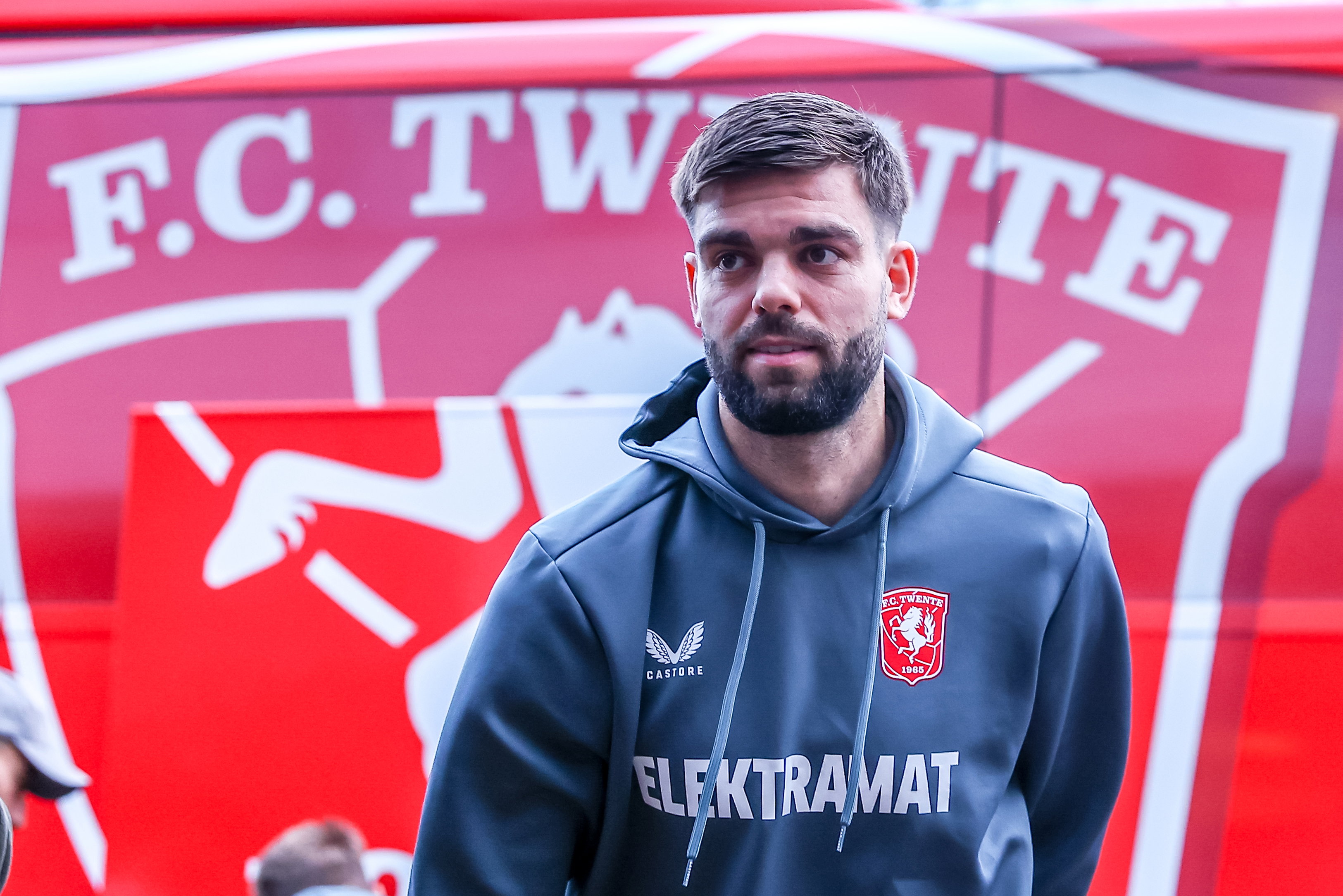 Robin Pröpper voor de bus van FC Twente