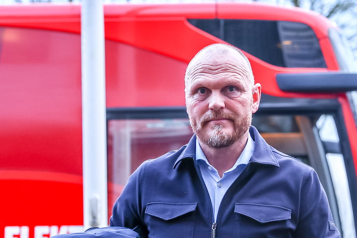 Joseph Oosting bij de spelersbus van FC Twente