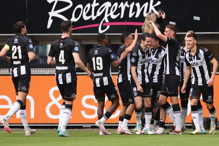 Heracles Almelo juicht na goal tegen AZ