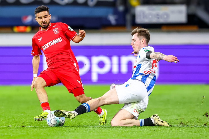 Een duel tussen SC Heerenveen en FC Twente
