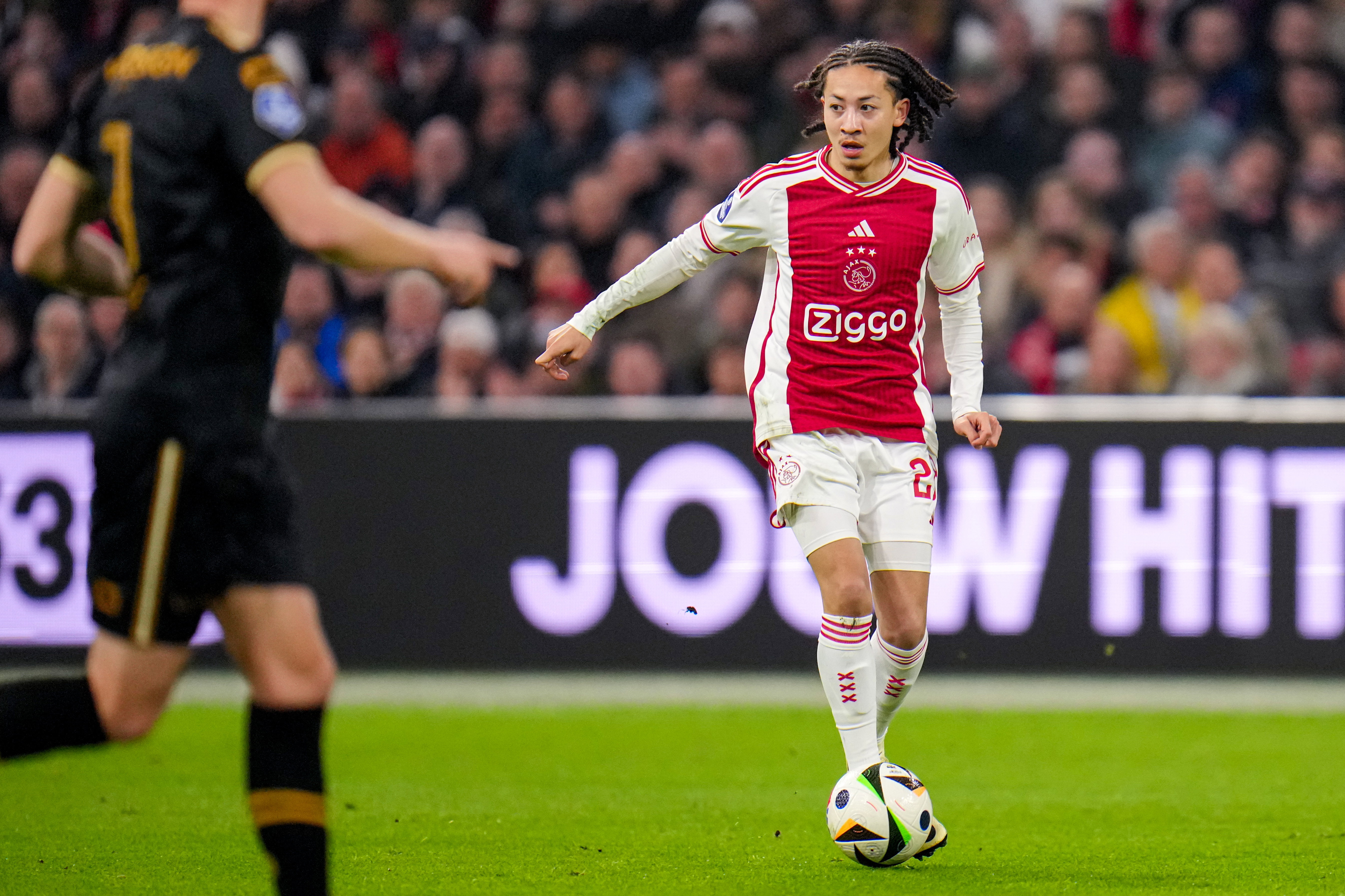 Kian Fitz-Jim aan de bal namens Ajax